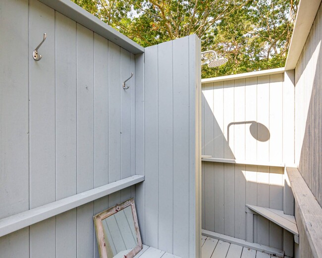 Building Photo - 528 Wainscott NW Rd