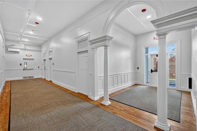 Building Photo - 1624 Lonsdale Ave