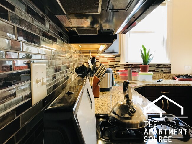 Building Photo - 1622 N Fairfield Ave