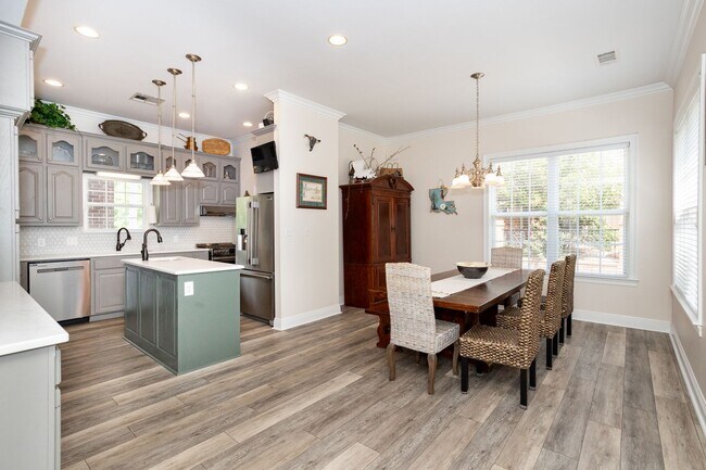 Building Photo - Historic Highland Road Beauty with Bayou V...