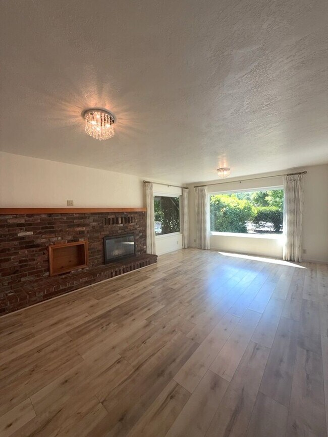 Building Photo - 615 Beverly Way
