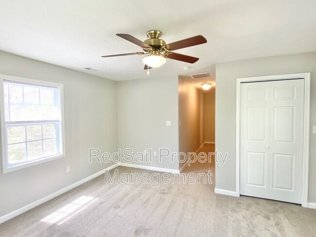 Building Photo - 102 Thunderbird Ln