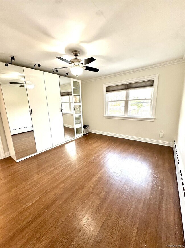 Building Photo - 1004 Balcom Ave