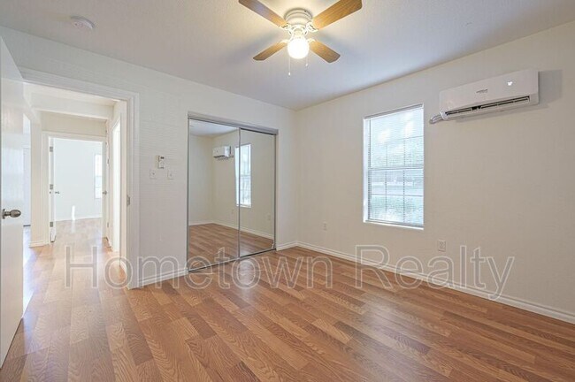 Building Photo - 1302 NW Lake Ave