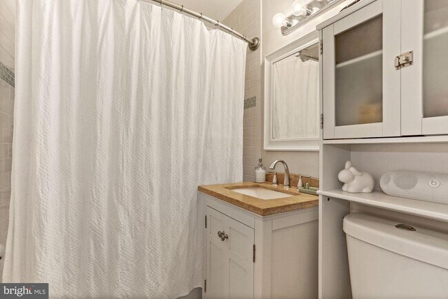 Building Photo - 725 Delaware Ave SW