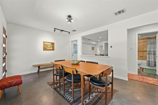 Building Photo - 8415 Bowling Green Dr