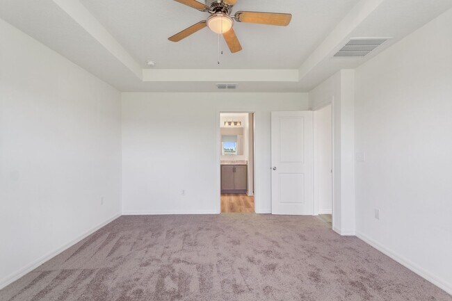 Building Photo - Beautiful Newer Build! Pet-Friendly 4-Bedr...
