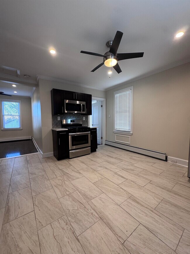 Building Photo - 14 River St