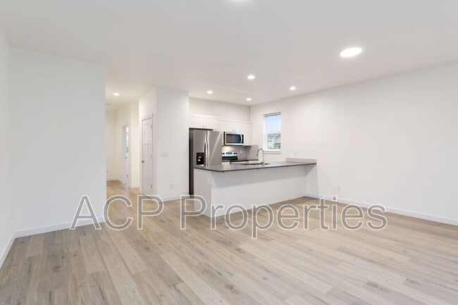 Building Photo - 2284 Brome St