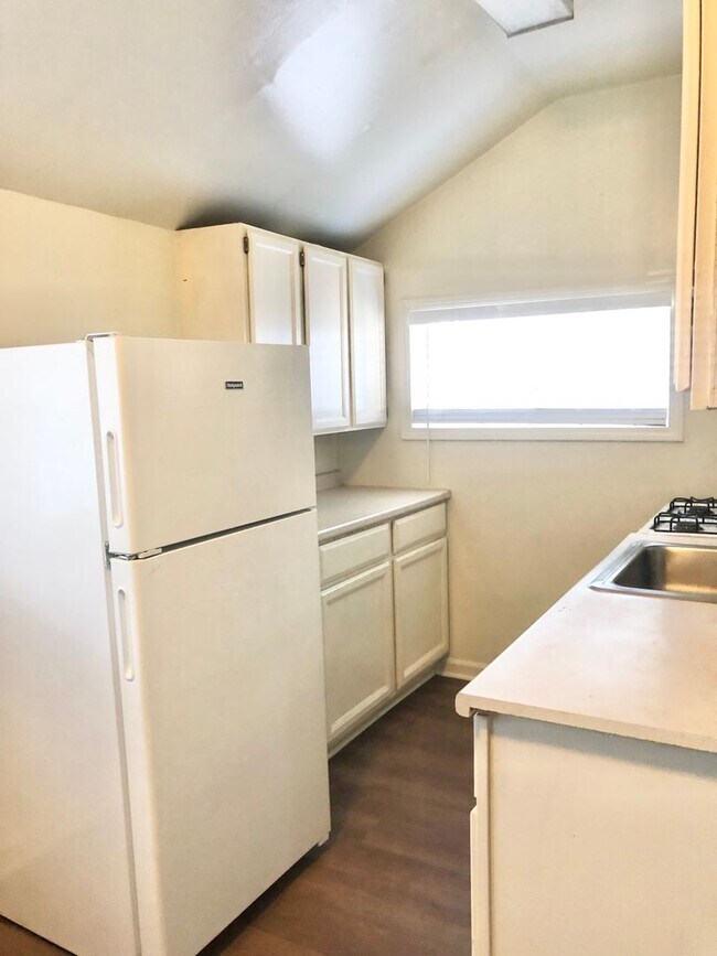 Building Photo - 548 W 4th Ave