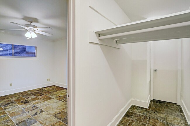 Building Photo - 2418 Mimosa Dr