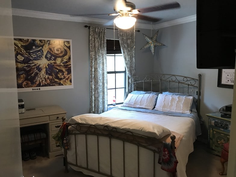 Large bedrooms - 2293 Hollydale Ave