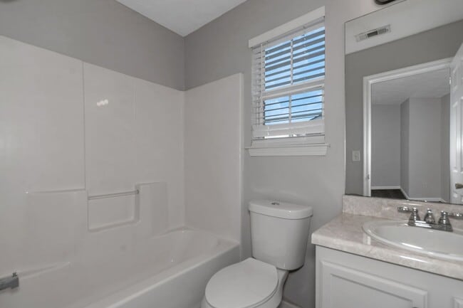 Building Photo - Available Now this Beautiful 4-Bedroom 2.5Baths Home in Stockbridge, GA!