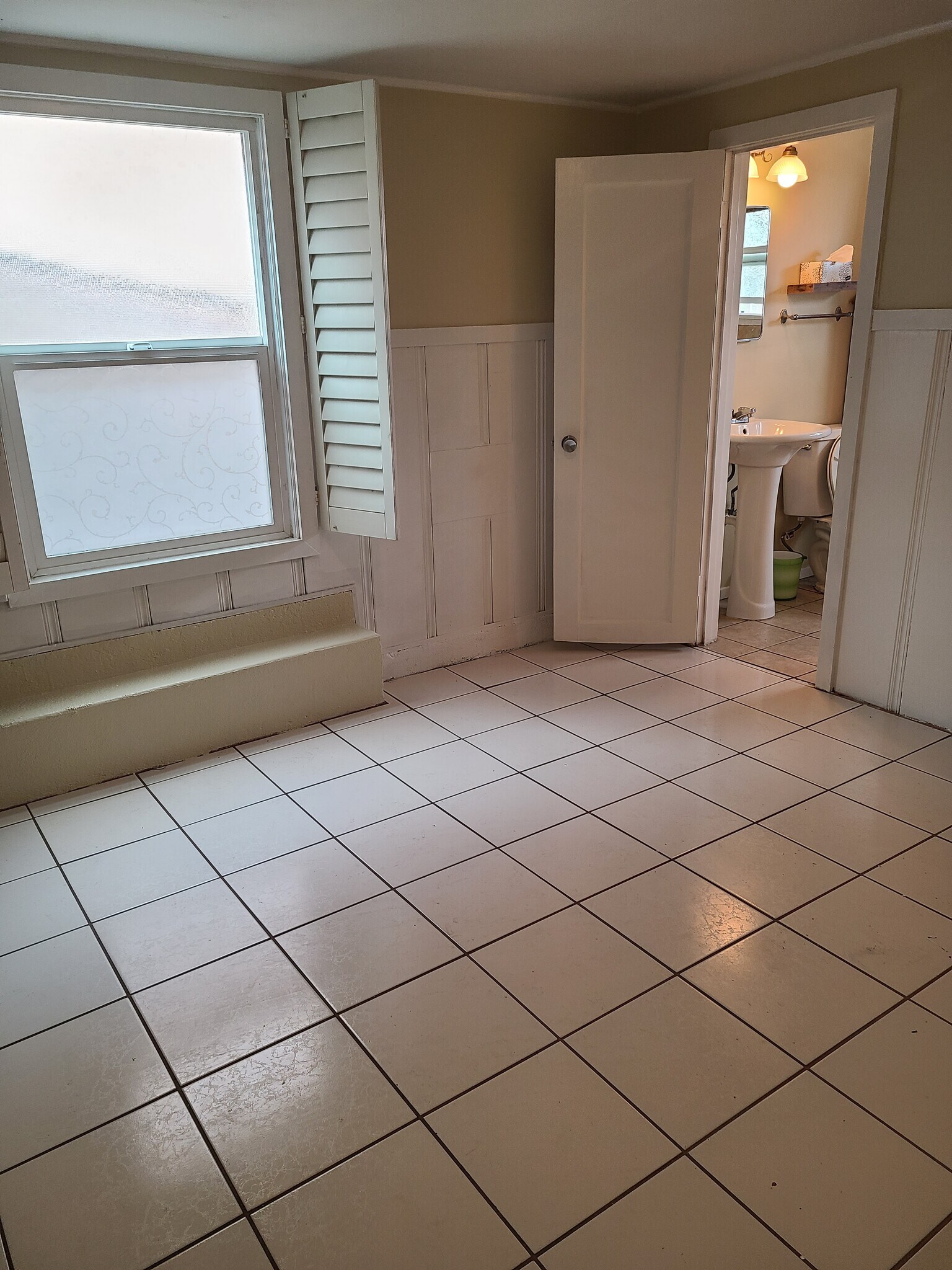 Building Photo - 5831 Adelaide Ave