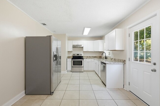 Building Photo - 3 bedroom in Mary Esther Heights!