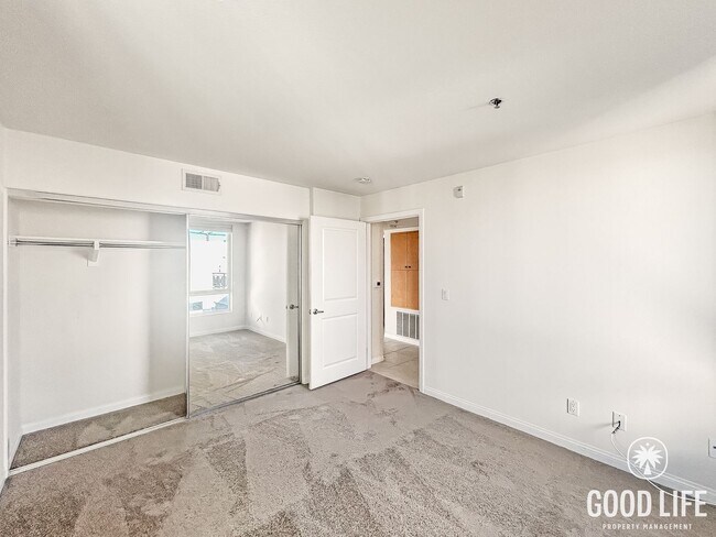 Building Photo - Stunning 2B/2BA Pacific Beach Condo w/ Parking & Few Blocks from Beach!