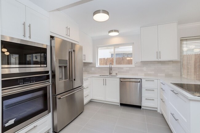 Building Photo - 3 Bed / 2.5 Bath home near Mariners Island...