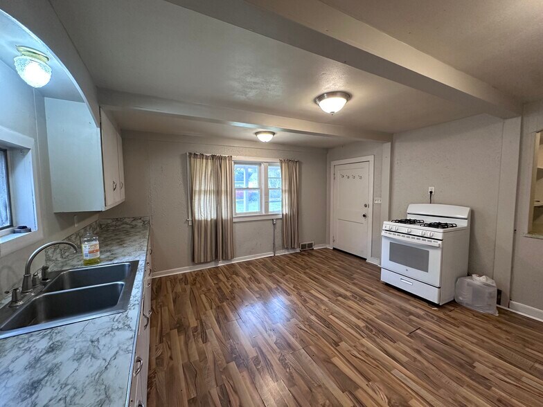 Building Photo - 629 Park Ave