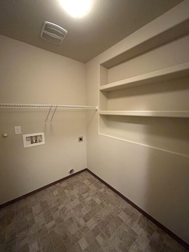 Building Photo - Spacious 4 bedroom 2.5 bath in Arlington with RV Parking