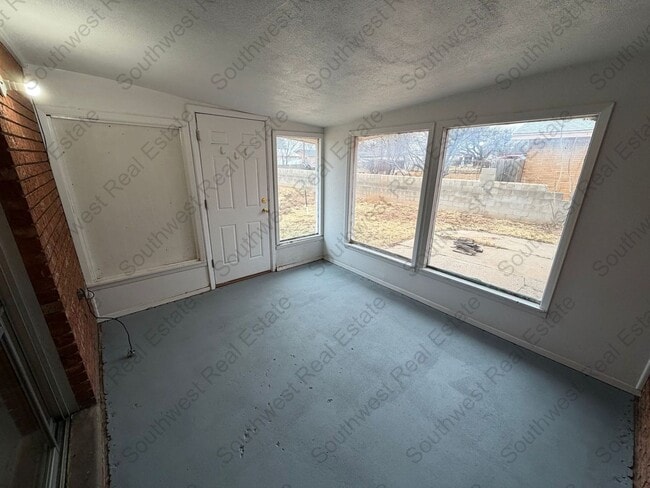 Building Photo - Cute 3 bedroom 2 bath brick home.