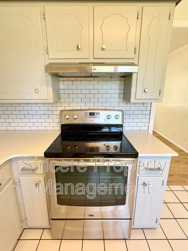 Building Photo - 813 S Meadow Ln