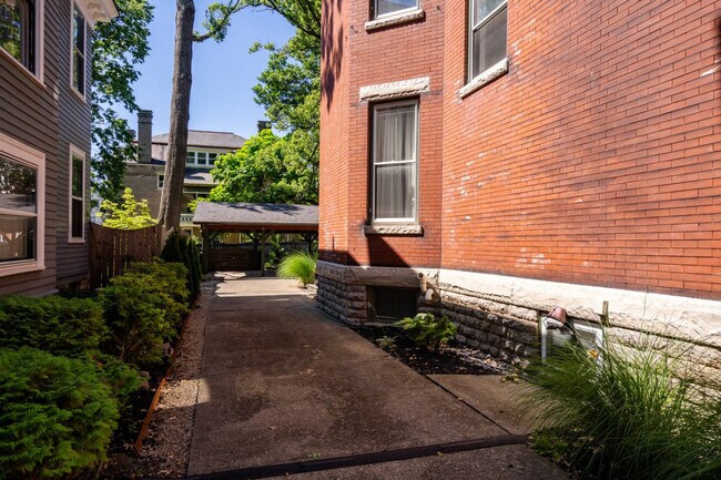 Building Photo - 351 Thrall St