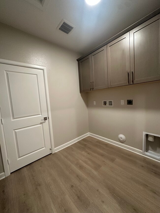 Building Photo - 2055 Woolem Pl