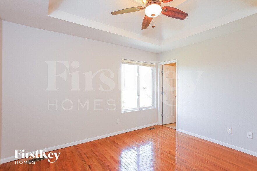 Building Photo - 11512 N Windsor Ave