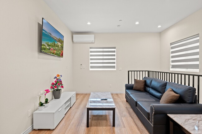 Building Photo - Stylish & Bright 2 Bed 2 Bath | Fully Furn...