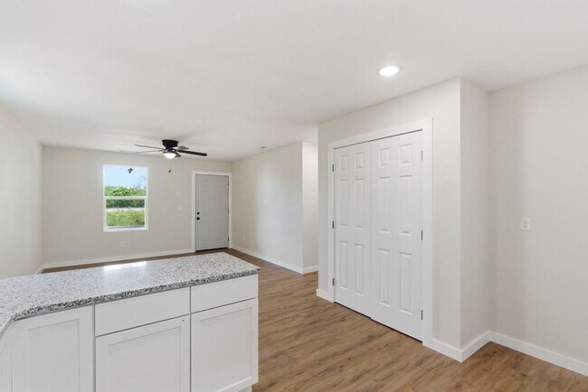 Building Photo - 3 Bedroom | 2 Bathroom | Marionville | Granite | Stainless Steel Appliances | Brand New!