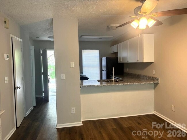 Building Photo - 3912 Briarhill Dr