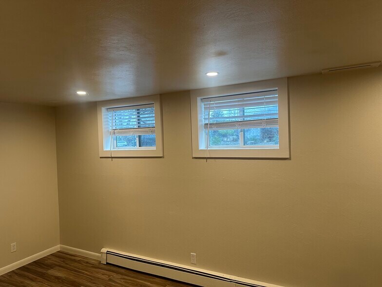 Building Photo - 705 Custer Ave