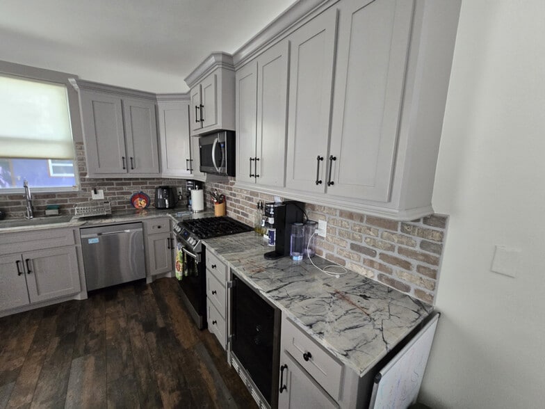 Building Photo - 1122 Dante St