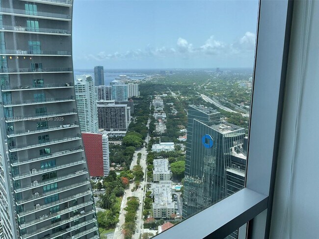 Building Photo - 1425 Brickell Ave