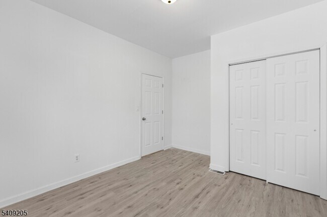 Building Photo - 223 Pine St