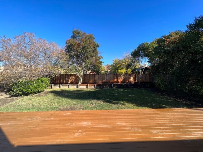 Building Photo - Newly Updated 4/2 Home! Remodeled Bathroom...