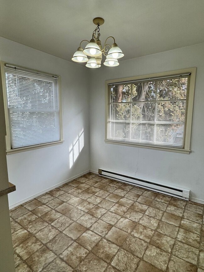 Building Photo - Near Franklin Park 2 br 1ba, stacked washer/dryer included.