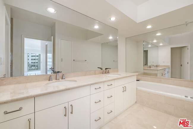 Building Photo - 10580 Wilshire Blvd
