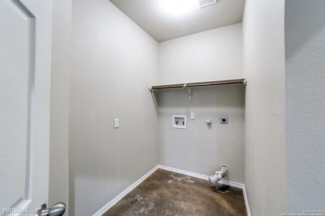 Building Photo - 3 br, 2 bath Duplex - 5827 Golf Bend 2