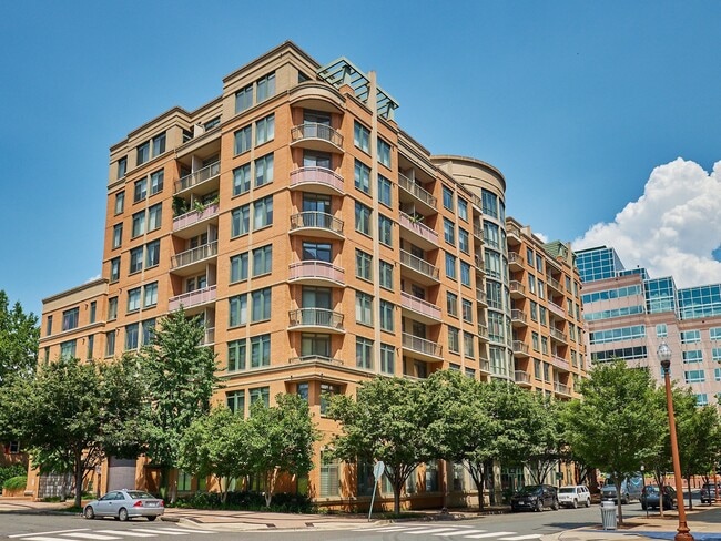 Building overlooks Quincy Park & close to Library, Playground, Dining, Shops - 3625 10th St N