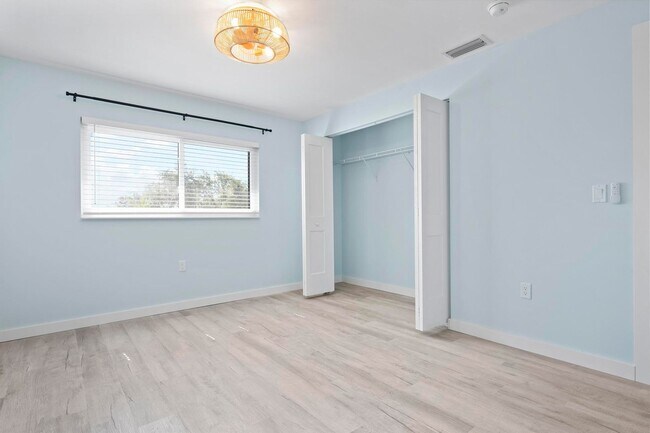 Building Photo - GORGEOUS FULLY RENOVATED 2ND FLOOR 2 BEDRO...