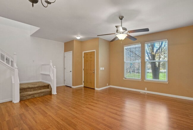 Building Photo - Cute 2bd, 2.5ba Townhome Across from Cotto...