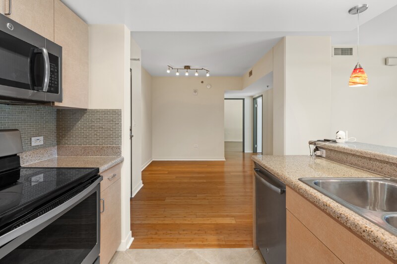 Building Photo - 425 W Beech St