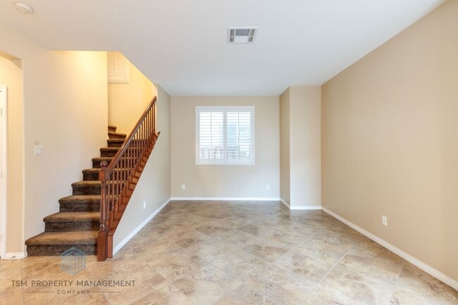 Building Photo - Spacious 3 Bed 2.5 Bath Condo in Orange!
