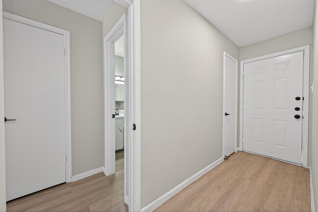 Building Photo - 427 Hollyvale Dr