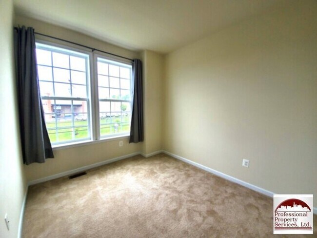 Building Photo - Beautiful Luxury Townhome Near Everything!