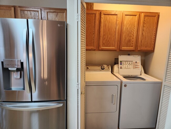 Building Photo - 4965 Universal Heights