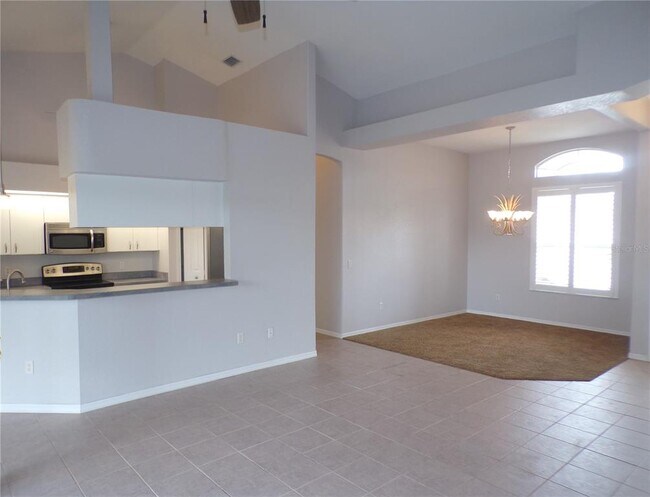 Building Photo - 2732 Royal Palm Dr