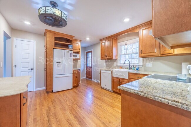 Building Photo - 43 Evergreen Rd