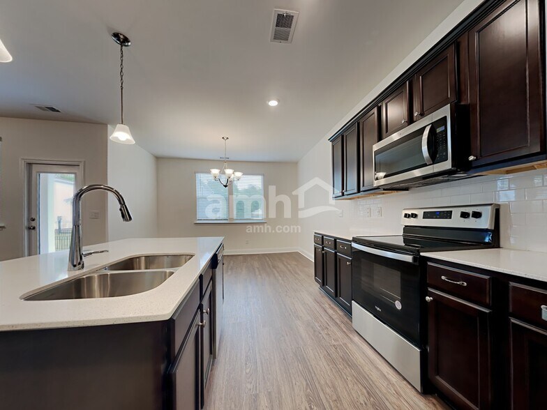 Building Photo - 116 Thatchet Dr